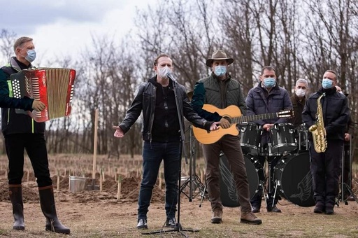 Prim-ministrul Cîţu, protagonist de meme după acţiunea de împădurire - Pe aceeaşi scenă cu Metallica şi „urmărit” de Bernie Sanders - FOTO
