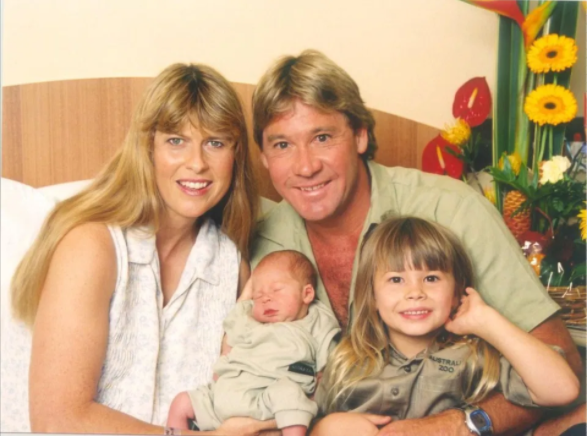 Fiica lui Steve Irwin a născut o fetiţă pe care a botezat-o în onoarea regretatului „vânător de crocodili”

