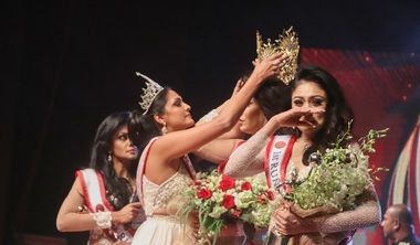Câştigătoarea "Mrs Sri Lanka", rănită pe scenă de o fostă deţinătoare a titlului pe motiv că este divorţată - VIDEO