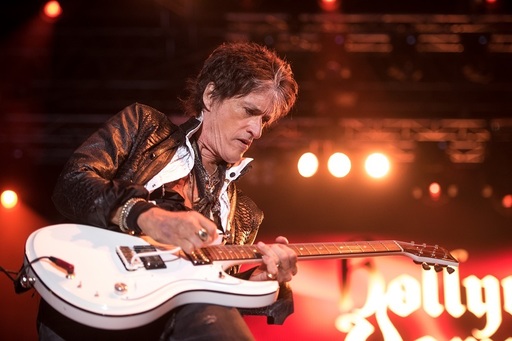 Joe Perry, chitaristul trupei Aerosmith, alături de Cindy Crowford şi dr. Anthony Fauci, la un forum cu Papa Francisc