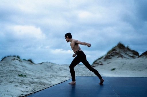 Balerinul Serghei Polunin dansează pe o piesă Depeche Mode în regia lui Anton Corbijn - VIDEO
