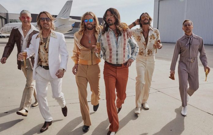 Foo Fighters lansează, sub pseudonomul Dee Gees, un album cu piese disco