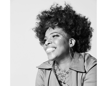 Cântăreaţa Macy Gray a propus preşedintelui şi vicepreşedintelui SUA ca steagul american să fie actualizat pentru a reprezenta diversitatea populaţiei Statelor Unite