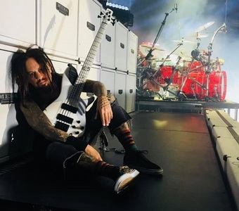 Basistul trupei Korn ia o pauză din activitate pentru a-şi rezolva unele „obiceiuri proaste”