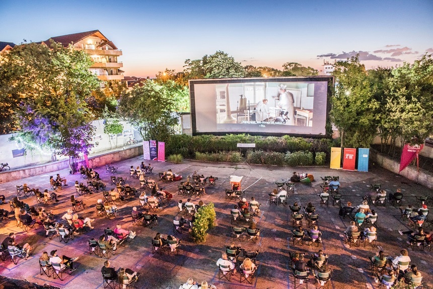 Filme româneşti, expoziţii şi tururi ghidate, până în septembrie la Grădina de vară Cinemascop din Eforie Sud