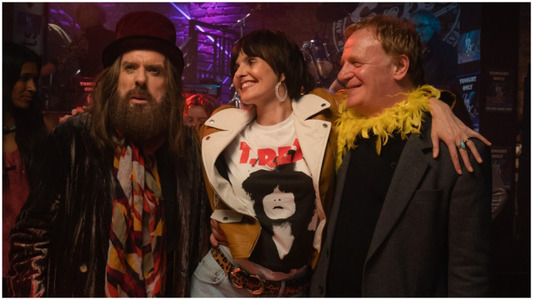 Timothy Spall, Leanne Best şi Mark Lewis-Jones, în „Bolan’s Shoes”, pe muzica grupului T-Rex