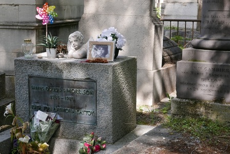 Jim Morrison - După 50 de ani de la moartea artistului, mormântul din cimitirul Père-Lachaise rămâne una dintre principalele atracţii