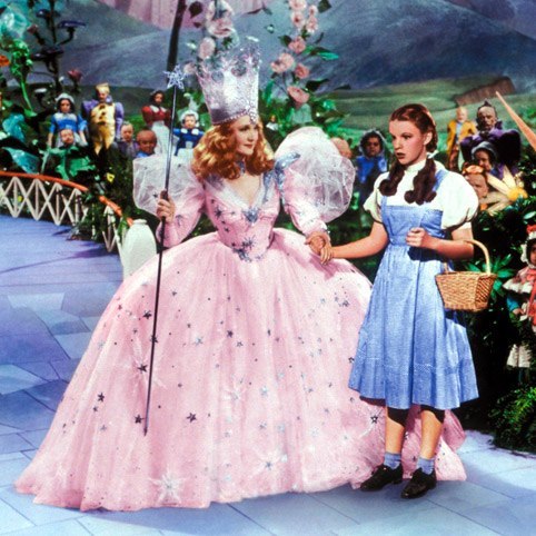 O rochie purtată de Judy Garland în filmul "Vrăjitorul din Oz", regăsită după 40 de ani de când a fost dată dispărută