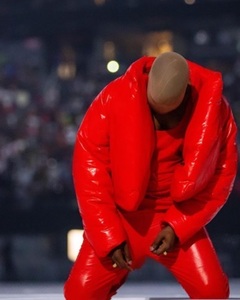 Rapperul Kanye West şi-a prezentat cel de-al zecelea album pe un stadion din Atlanta