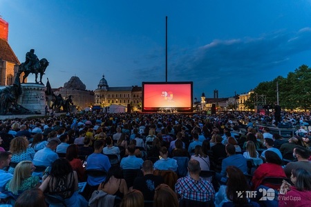 Mai mult de 1.500 de spectatori în Piaţa Unirii din Cluj-Napoca la gala de deschidere TIFF 2020 - FOTO