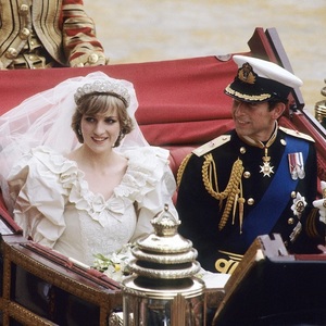 O felie din tortul de la nunta prinţului Charles cu Diana veche de 40 de ani, scoasă la licitaţie - FOTO