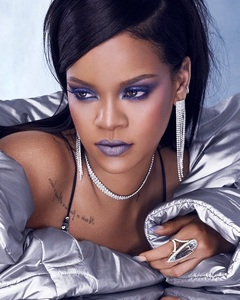Rihanna, deja cântăreaţa cea mai bogată din lume, este oficial miliardară, potrivit Forbes