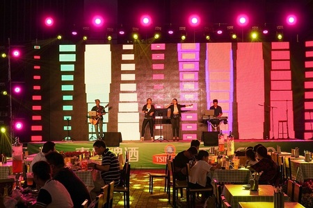 China va interzice cântecele pentru karaoke care "ameninţă securitatea naţională"