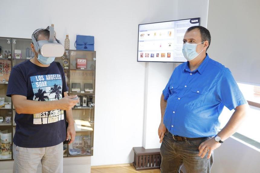 Expoziţie 3D în care vizitatorii pot apropia sau roti exponatele, cu ajutorul unor ochelari de realitate virtuală, la Muzeul Judeţean Buzău