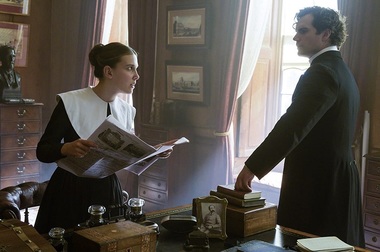 Helena Bonham Carter, Millie Bobby Brown şi Henry Cavill, în „Enola Holmes 2”