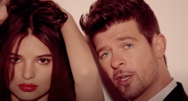 Manechinul Emily Ratajkowski îl acuză de hărţuire pe cântăreţul Robin Thicke la filmările pentru videoclipul "Blurred Lines"