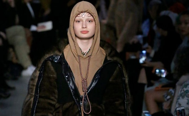 Casa Givenchy, ţinta criticilor din cauza unui colier neinspirat
