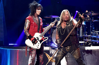 Solistul trupei Motley Crue, Vince Neil, a fost spitalizat după ce a căzut de pe scenă la un festival din Tennessee - VIDEO