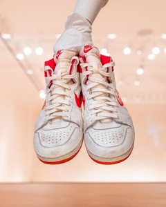 O pereche de pantofi sport purtaţi de Michael Jordan la Chicago Bulls a fost vândută cu aproape 1,5 milioane de dolari la licitaţie