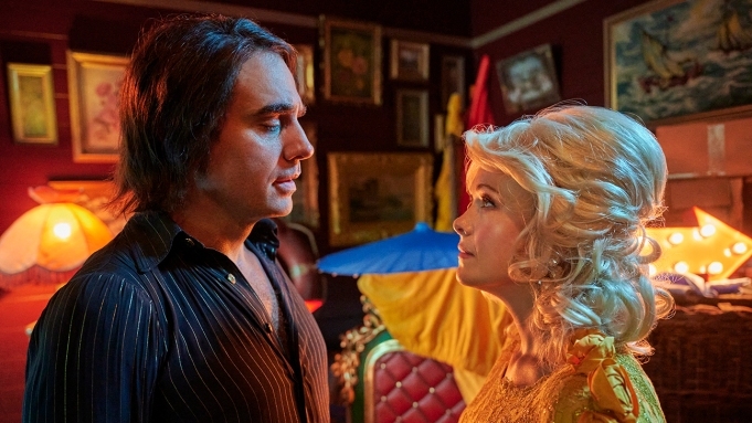 Krew Boylan şi Bobby Cannavale, în „Seriously Red”, pe muzica lui Dolly Parton