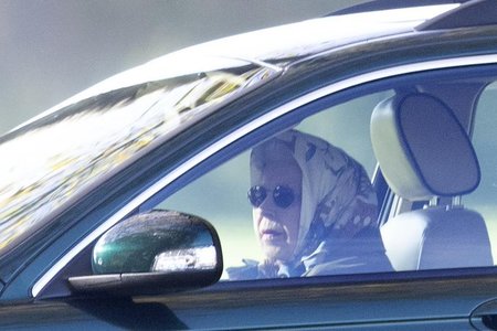 Regina Elizabeth a II-a a Marii Britanii, fotografiată la volanul unei maşini după anularea participării la COP26