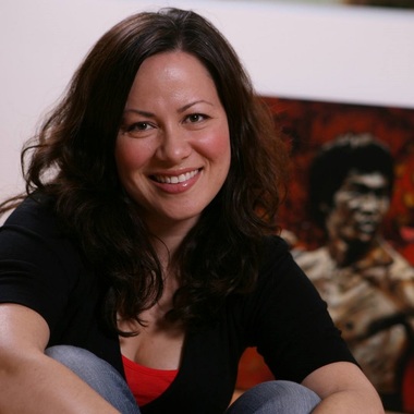 Sora lui Brandon Lee cere ca actorii să fie instruiţi să folosească arme pe platourile de filmare