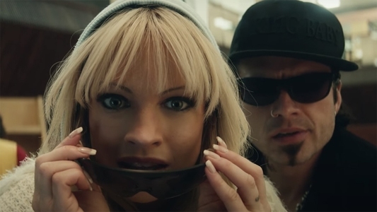 Primele secvenţe cu Lily James şi Sebastian Stan în rolurile Pamela Anderson şi Tommy Lee, lansate - VIDEO