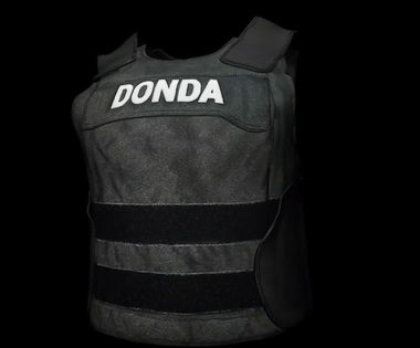 O vestă antiglonţ, purtată de Kanye West la petrecerea sa de lansare a albumului „Donda”, vândută împreună cu un NFT pentru 75.000 de dolari