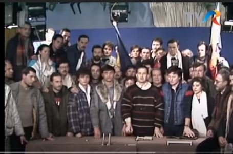 Mircea Dinescu vrea să vândă puloverul cu care a fost la Revoluţie 
