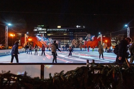 Patinoarul în aer liber de pe Esplanada Operei Naţionale Bucureşti va rămâne deschis pe parcursul lunii ianuarie 2022