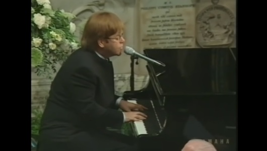 Palatul Buckingham nu a dorit ca Elton John să cânte „Candle In The Wind” la funeraliile prinţesei Diana - VIDEO