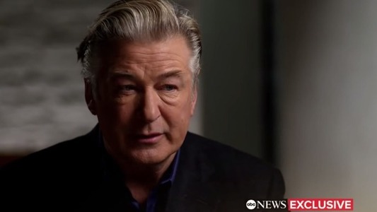 Alec Baldwin a predat telefonul său poliţiei, în cadrul anchetei privind moartea cineastei Halyna Hutchins