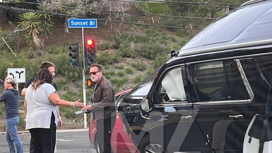 Arnold Schwarzenegger, implicat într-un accident rutier cu patru maşini la Los Angeles
