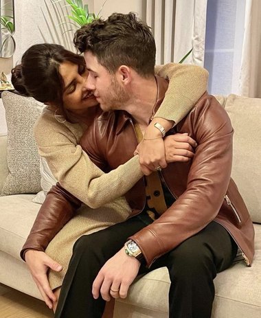 Priyanka Chopra şi Nick Jonas au devenit părinţi pentru prima oară. Copilul s-a născut din mamă surogat