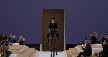 Charlotte Casiraghi a deschis călare prezentarea colecţiei haute couture a casei Chanel - VIDEO