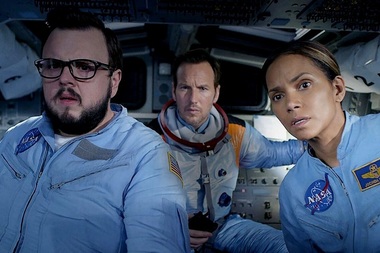 Filmul SF „Moonfall”, cu Halle Berry,  Patrick Wilson şi Donald Sutherland, a debutat pe primul loc în box office-ul românesc de weekend. Animaţia „Sing 2” a revenit în top