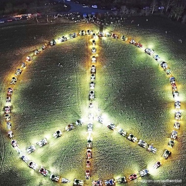 Solidaritate cu Ucraina în Germania: Fermierii au creat cu tractoarele un semn uriaş al păcii iar o cafenea din Berlin o limonadă în culorile galben şi albastru - VIDEO