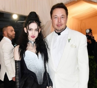 Cântăreaţa Grimes şi Elon Musk au o fetiţă
