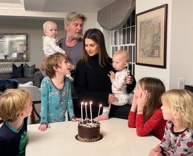 Hilaria Baldwin, mamă a şase copii, a anunţat că aşteaptă al şaptelea copil cu soţul ei Alec Baldwin - VIDEO