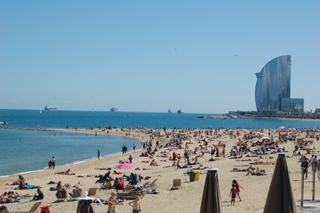 Autorităţile din Barcelona vor interzice fumatul pe plajă din iulie