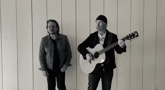 Bono şi The Edge au cântat o versiune acustică a melodiei "Walk On" pentru refugiaţii ucraineni - VIDEO
