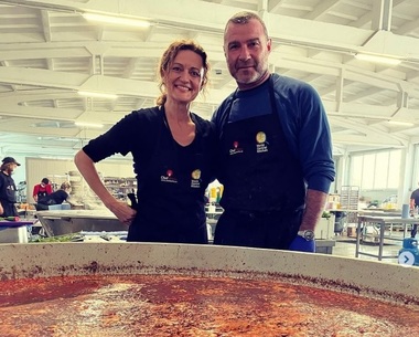 Actorul Liev Schreiber se află în Ucraina şi ajută un ONG să strângă ajutor financiar, după ce a gătit în Polonia pentru 1.500 de refugiaţi - VIDEO