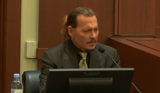 Johnny Depp a depus mărturie pentru prima dată în procesul împotriva fostei soţii Amber Heard: „Sunt obsedat de adevăr” - VIDEO