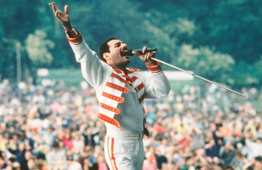 O statuie în mărime naturală a lui Freddie Mercury, instalată pe insula sud-coreeană Jeju - FOTO