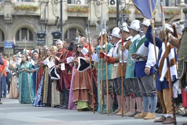 Paradă de costume medievale la Craiova, la Zilele Mihai Viteazul
