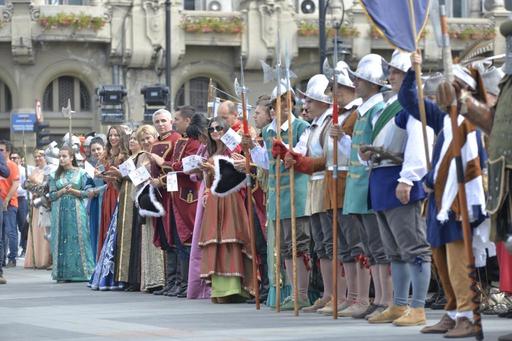 Paradă de costume medievale la Craiova, la Zilele Mihai Viteazul