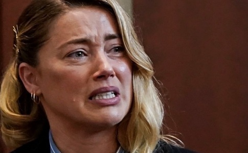 Amber Heard a izbucnit în lacrimi la tribunal şi l-a acuzat pe Johnny Depp de agresiune sexuală