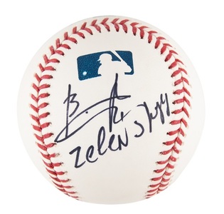 O minge de baseball semnată de Zelenski a fost vândută la licitaţie în SUA cu peste 50.000 de dolari