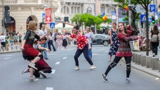Tururi ghidate, flash mob, spectacole şi concerte în aer liber, ateliere şi instalaţii participative în al treilea weekend la Străzi deschise