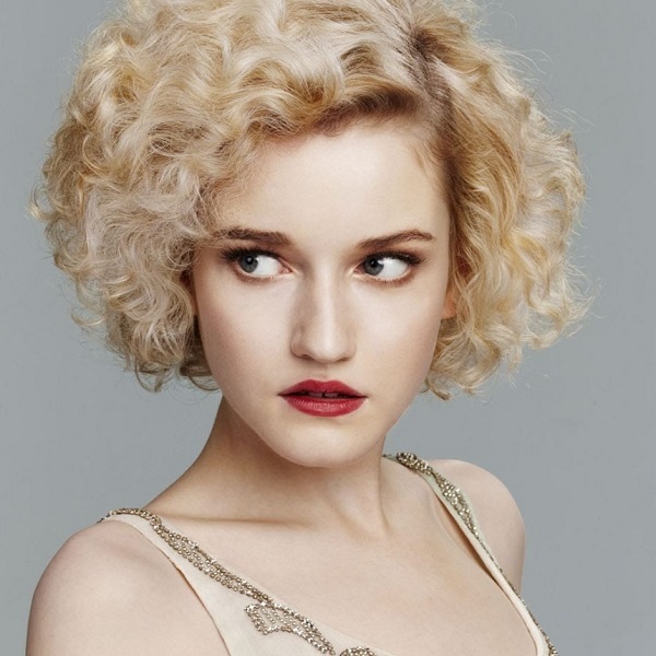 Actriţei Julia Garner i s-a oferit rolul Madonnei într-un viitor film biografic despre starul pop